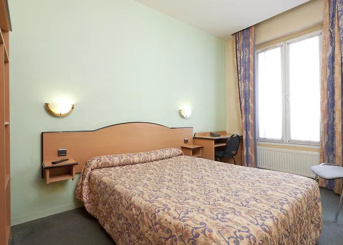 Hotel Ferney République Paris